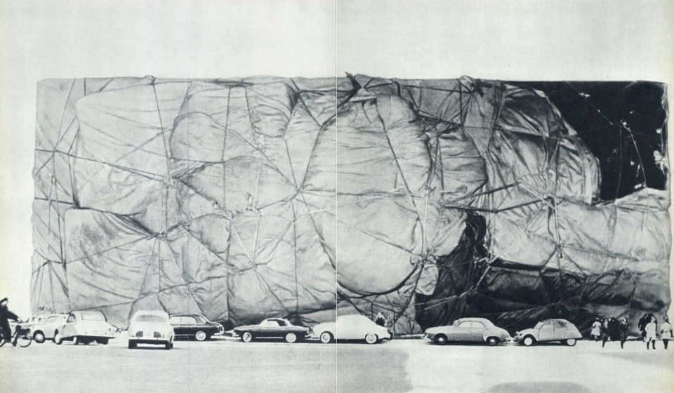 Christo and Jeanne-Claude, Projet d’un édifice public empaqueté, collage, 1961 - domus 402, 1963