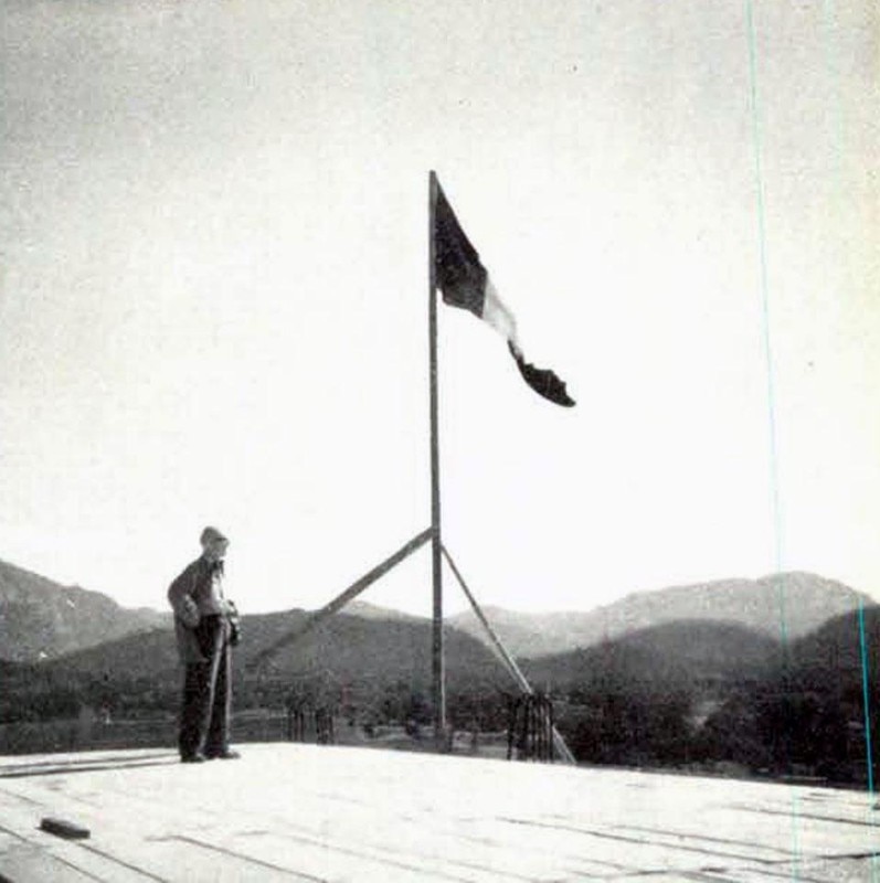 Le Corbusier e la bandiera innalzata sulla sommità della “Unité d’habitation” il 6 ottobre 1949.