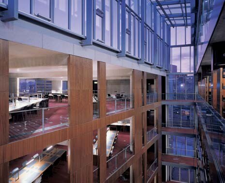 The reading areas also provide more informal spaces with views across the park. The book storage and the reading room wings face a broad open space that starts from the roof-high atrium and concludes with a skylight