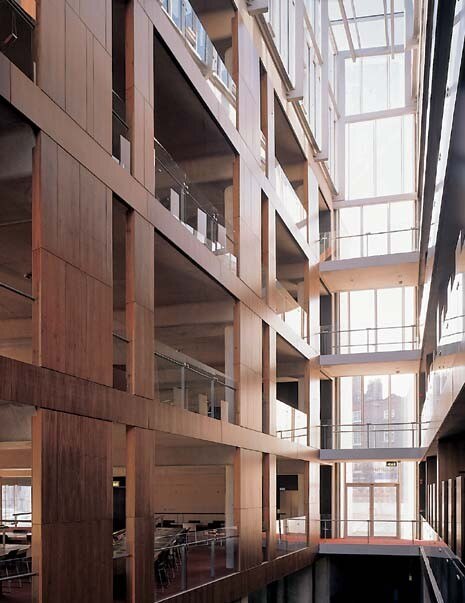 The materials used for the new complex are extremely limited: unfaced concrete, a greenish shaded glass and walnut