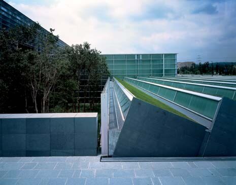 Toki’s complex is situated in the Kyoto countryside, in the heart of Kansai’s “Science Campus”. Although the built surface comprises more than 10,000 square metres, the building manages to make the least possible impact on its natural surroundings