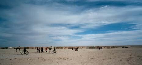 In the same way as a country, the Sahrawian tent cities in Algeria are divided
into four ‘provinces’: Laayoune, Awsard, Dakhla and Smara (seen in photo).
The names used are the same as the actual cities of Western Sahara.
In this way, it is easier for families to remain attached
to their native origins
