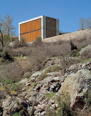 The absence of windows on the sides of the B2 House focuses attention on the view towards the Sea of Marmara, as well as lending it a simple, prismatic appearance