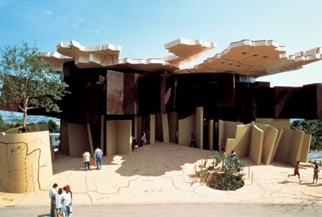 Sloping ground surfaces and encounters with unexpected structures throw visitors off balance and reawaken their curiosity