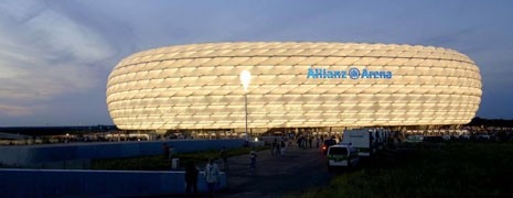 The colour of the structure’s skin, made up of ETFE cushions, changes according to the Munich team that happens to be 
on the pitch: red and white for FC Bayern Munich, white 
and blue for TSV 1860