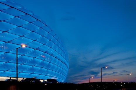 Like a small city, the stadium is structured with communal meeting spaces, such as rooms for sport clubs and services (restaurants, shops and child minding facilities)