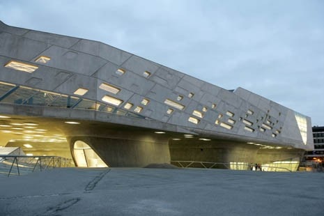 The main body of Phaeno Science Centre 
is elevated some 8m from the ground, so as to crate
a protected public space beneath the building
