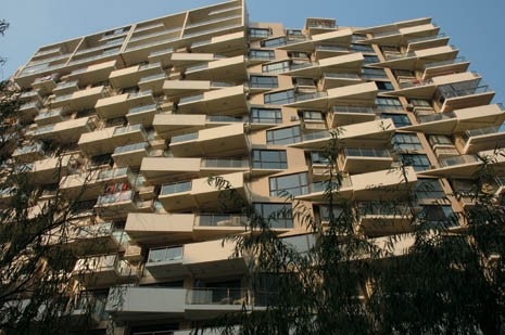 <b>Longyang Housing Development</b>, 
Shanghai, 2003. The office’s intervention in this housing development is a conscious attempt to break up the homogeneity that typically characterises both the interior and exterior of China’s high-rise residences