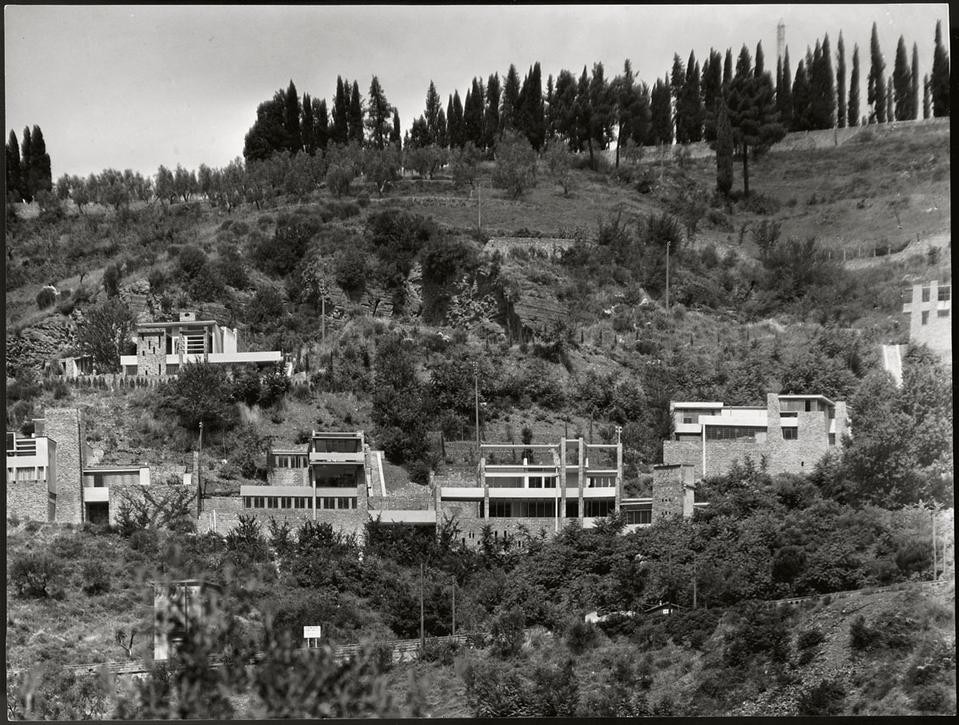 Partial view of Monterinaldi,
with Ricci House on the top left. Along the
road below, from left, the Selleri, Masi (later
Santori), Petroni and De Giorgi houses