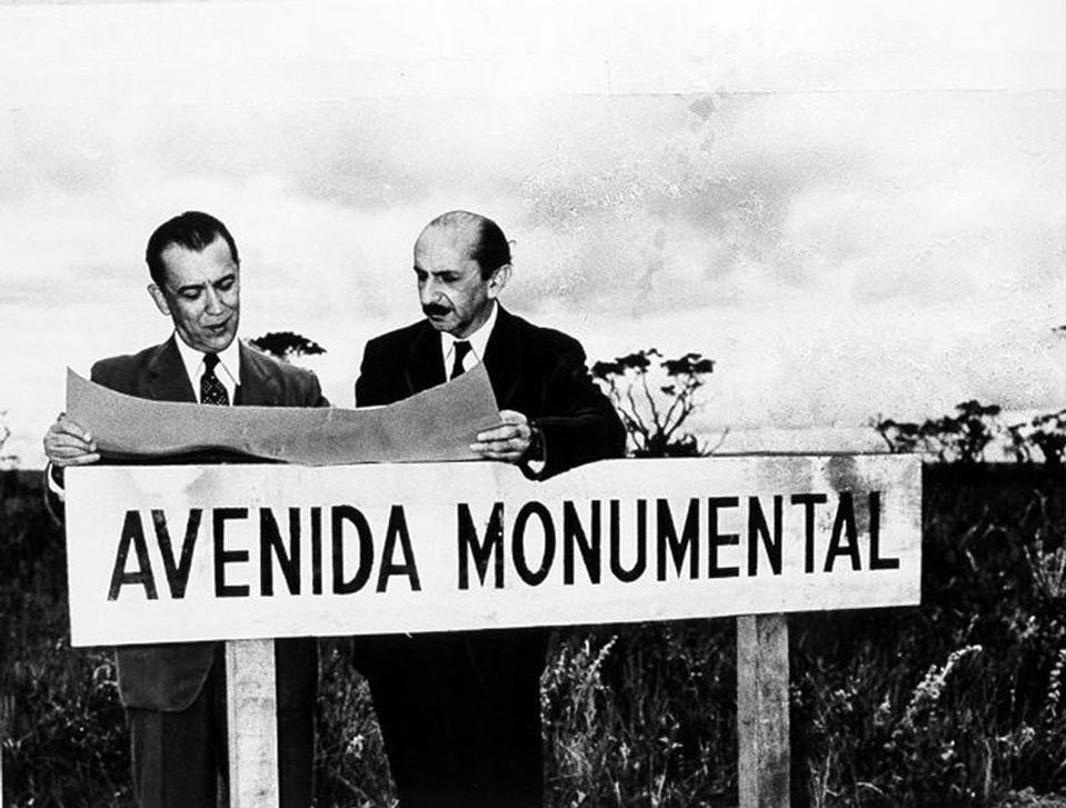 Lucio Costa explains the Plano Piloto to Juscelino Kubitscheck on the site of what will be the Avenida Monumental. Source: ArPDF