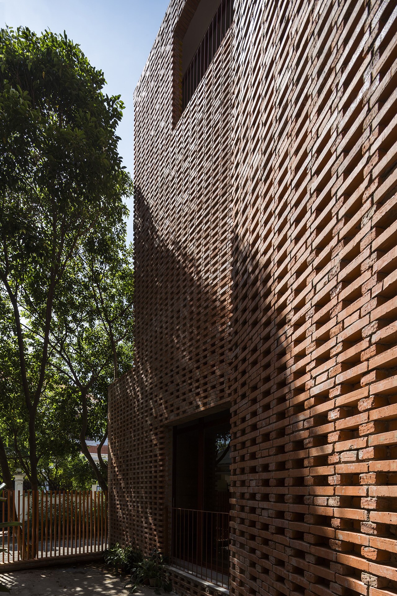 Vietnam. Kientruc O designed an acrobatic kindergarten made of bricks