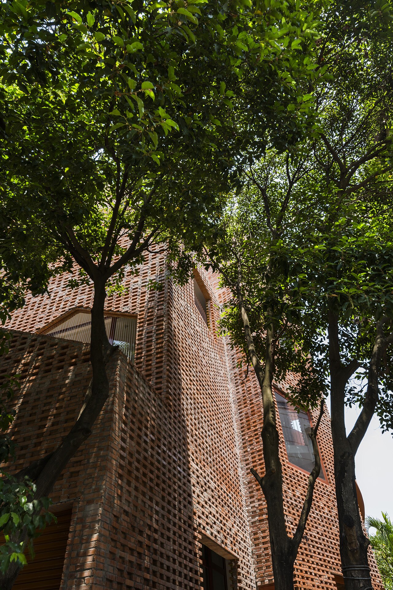 Vietnam. Kientruc O designed an acrobatic kindergarten made of bricks