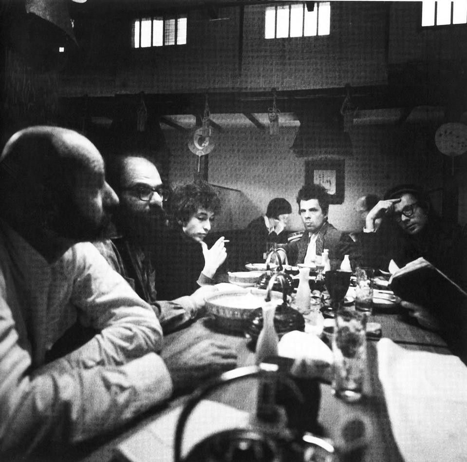 Bob Dylan at dinner with(from left) Ferlinghetti, Ginsberg, Julius and Peter Orlovsky in San Francisco on december 2nd 1965, the evening before his concert at Berkley