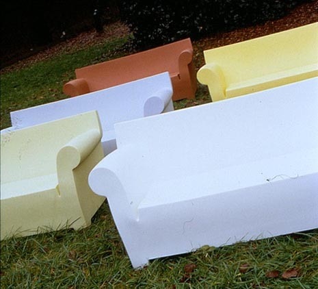 Kartell: the "Bubble Club” sofa by Starck conquers the garden