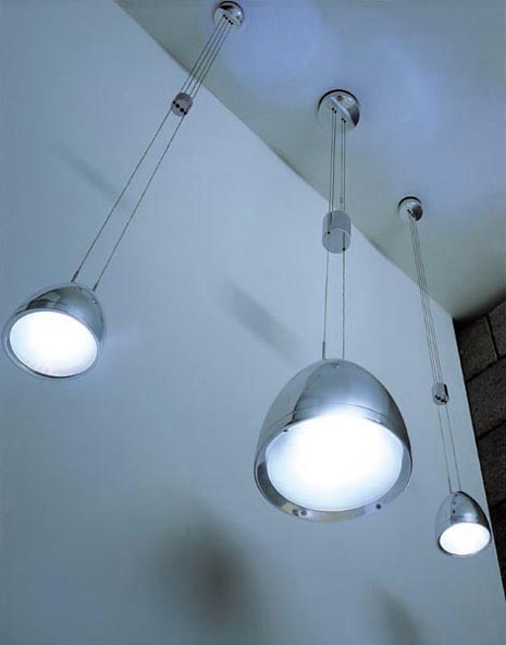 Oligo: the "Gatsby” halogen lamp of polished aluminium is operated via the low-voltage cable