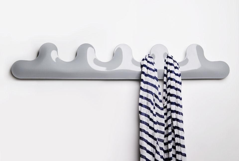 The Kamm coat hanger, available in different sizes, is welded and inflated very carefully under high pressure to create unique bulges and waves