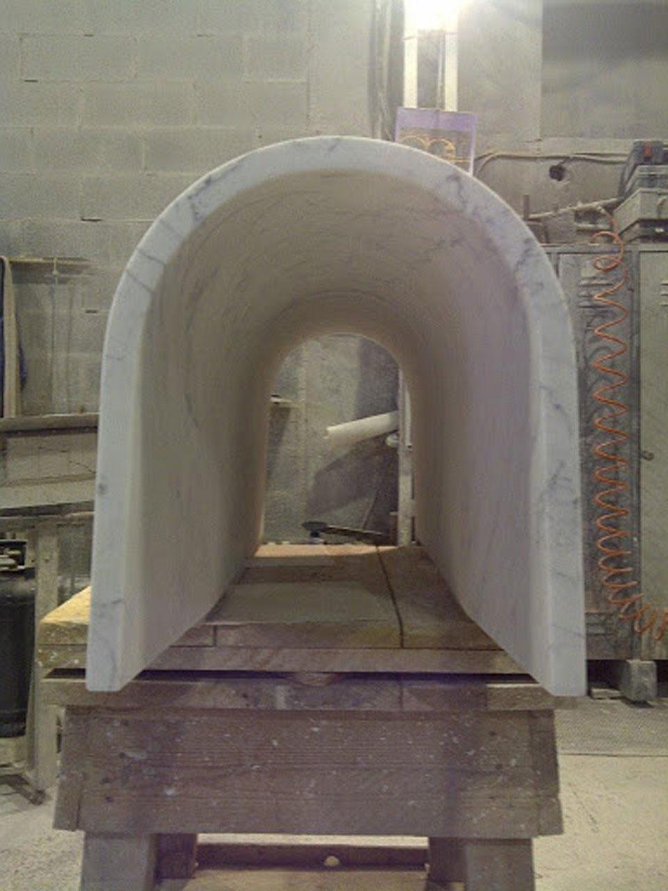 Producing stage of <em>Galleria</em>, where the marble is manipulated to reduce its depth, almost reaching its breaking point