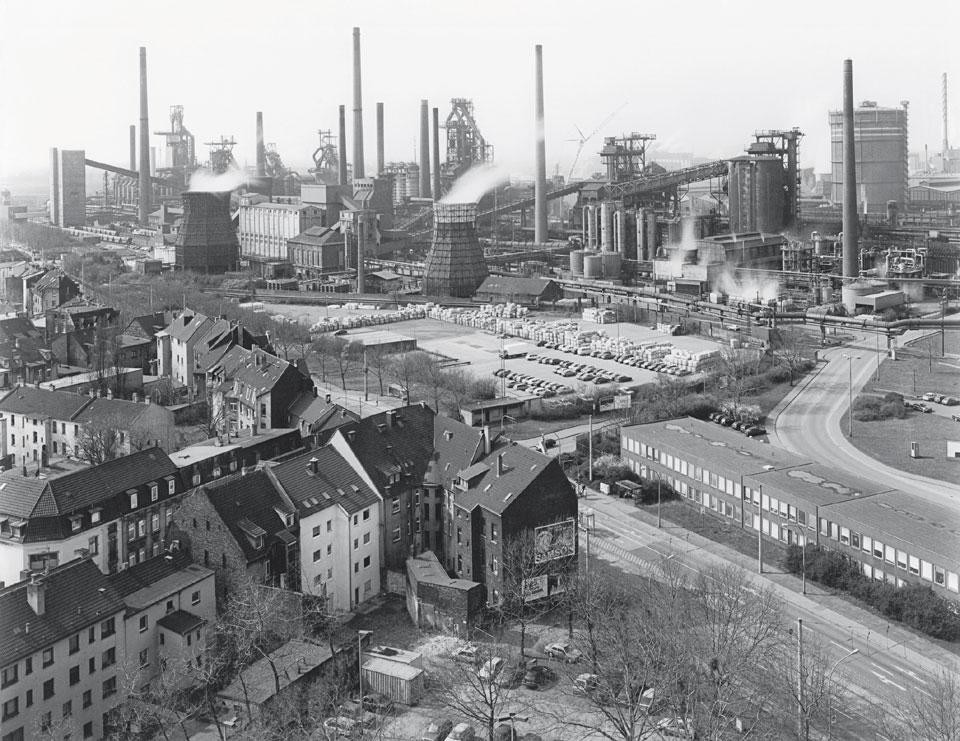 Bernd and Hilla Becher, 
Duisburg-Bruckhausen, 1999
Gelatin-silver print, 50 x 60 cm
© Bernd und Hilla Becher / Courtesy of
Schirmer/Mosel