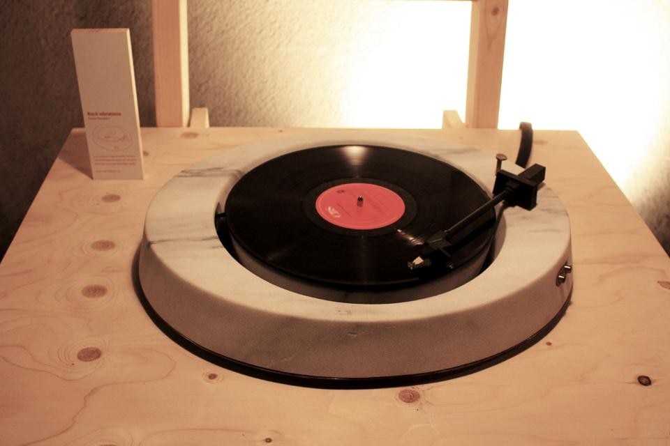 Rock Vibrations, a turntable with a marble body by Tomas Menapace. Given its weight, the material prevents the diffusion of vibrations thus increasing quality and fidelity
