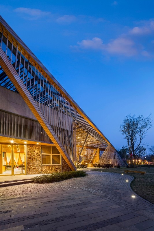 Cina. SYN architects realizza un auditorium integrato nel paesaggio rurale