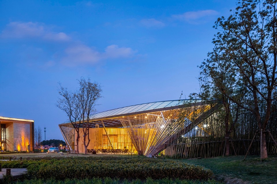 Cina. SYN architects realizza un auditorium integrato nel paesaggio rurale