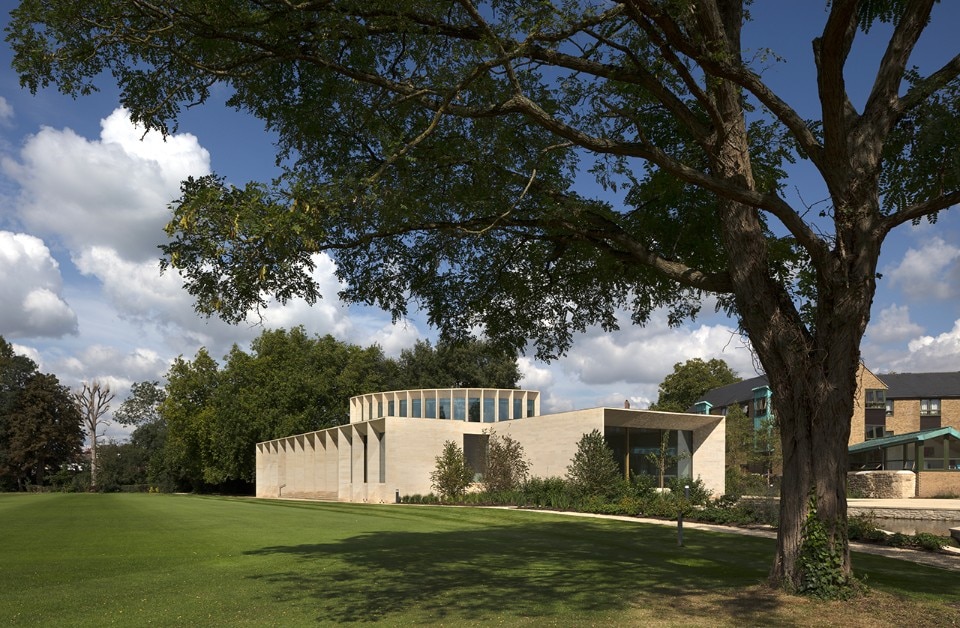 Oxford. Níall McLaughlin Architects designs a stone theater in a garden