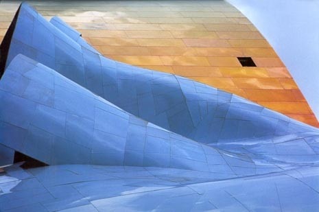 Experience Music Project, dettaglio del fronte est. Foto Lara Swimmer/Esto, Domus 829/00