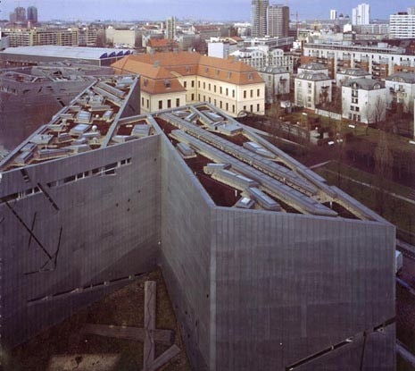 Museo Ebraico, la struttura a zigzag rivestita in zinco. Foto Stefan Müller, Domus 820/99