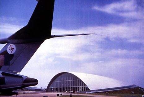 Sir Norman Foster and Partners, American Air Museum, Duxford, 1998. Foto R. Bryant/Arcaid