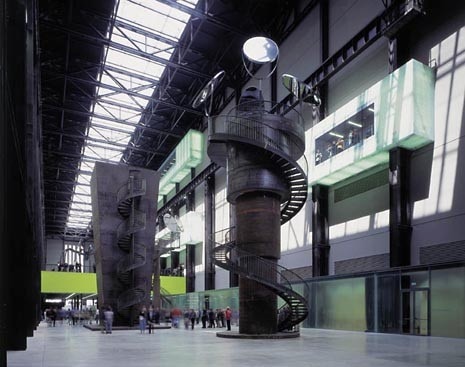 Tate Modern, veduta generale della sala delle turbine. Foto Nicholas Kaine/Arcaid, Domus 828/00