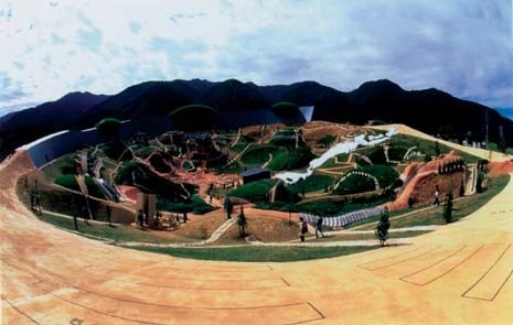 Veduta parziale del grande parco di Yoro (Site of Reversible Destiny) costruito nel 1955 nella prefettura di Gifu, Giappone