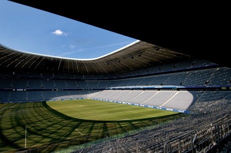 All’interno lo stadio è concepito come un cratere. 
Dal piano pedonale esterno si accede  al livello intermedio delle gradonate. I posti a sedere coperti sono 66.000. 
La posizione delle sedute è stata studiata per offrire 
allo spettatore la sensazione di essere il più vicino 
possibile al campo da gioco