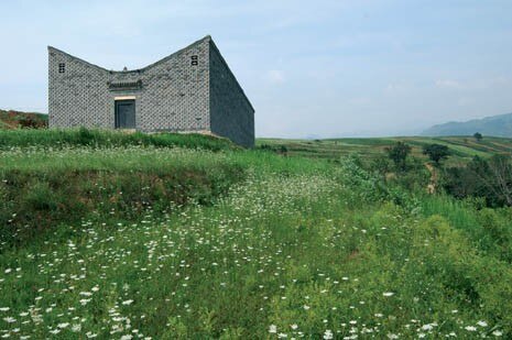 <b>Well Hall</b>, Xian, 2005. Well Hall è l’adattamento sperimentale di una casa tradizionale cinese alle esigenze della vita contemporanea. Durante il cantiere, il progetto si è arricchito delle idee dei muratori locali
