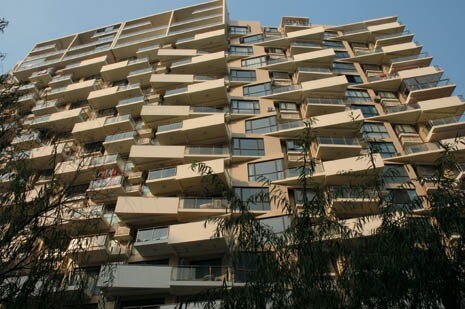 <b>Longyang Housing Development</b>, 
Shanghai, 2003. L’intervento dello studio MADA in questo quartiere residenziale propone un’alternativa all’omogeneità che normalmente caratterizza sia l’interno che l’esterno dei condominii nelle città cinesi