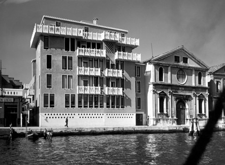 Ignazio Gardella, 1953-62,  Casa di abitazione Cicogna, detta  "Casa alle Zattere", Venezia. Foto Archivio Studio Gardella, Milano