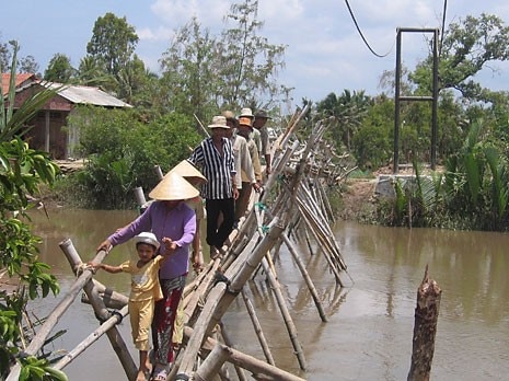 Il ponte sul fiume Tien Giang nel villaggio di Ben Giang, Vietnam