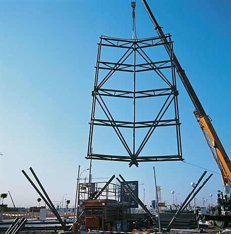 sSquenza delle fasi di montaggio della struttura leggera che fa da scheletro ai tre cilindri