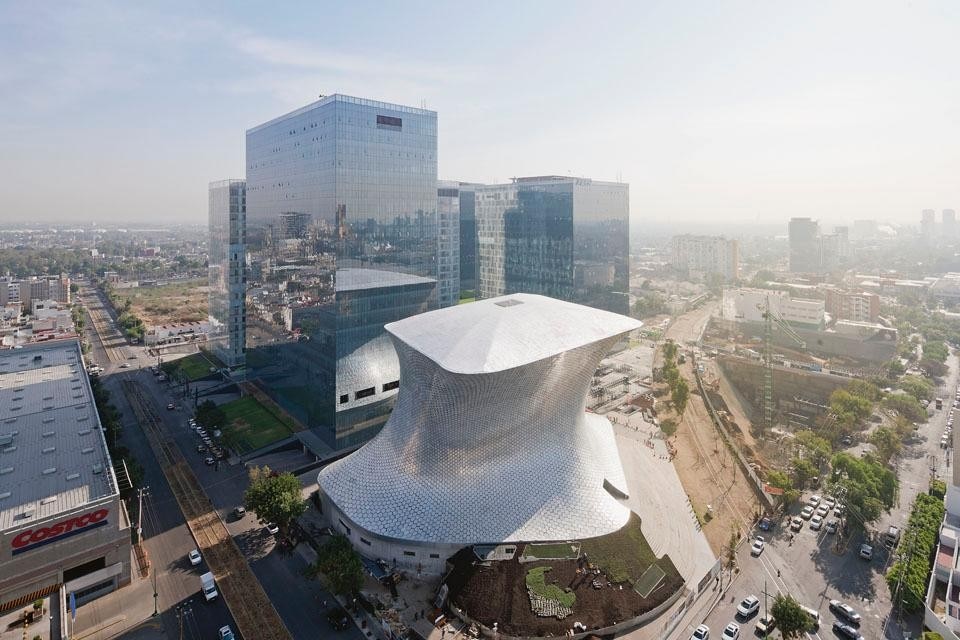 Il Museo Soumaya presenta una superficie calpestabile pari a 17.000 m2 e ospita al suo interno un auditorium con 350 posti, una biblioteca, un ristorante, un negozio, un atrio multi-funzionale, degli uffici e le gallerie espositive. Quest’ultime, articolate su sei piani e con una superficie di 6.000 m2, sono, in verità, un unico spazio continuo distribuito da una grande rampa.