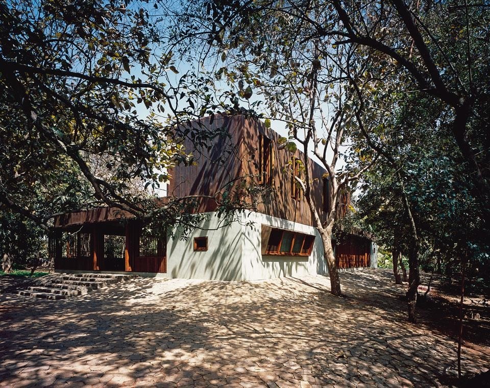 Servendosi del monsone per compattare la terra che si era
accumulata durante lo scavo di un pozzo, Studio Mumbai ha iniziato a lavorare alle fondamenta di quella che sarebbe poi
diventata la Copper House II