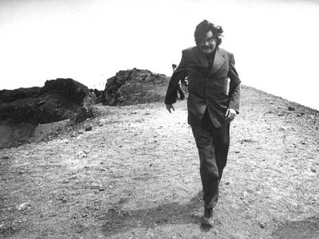 Pierre Restany sul Vesuvio nel 1972 in occasione della "Operazione Vesuvio", una mostra che aveva come obiettivo la conversione della cima del Vesuvio in parco culturale internazionale aperto a ogni intervento artistico