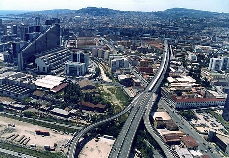 Il viadotto barriera tra Poggioreale e il centro direzionale