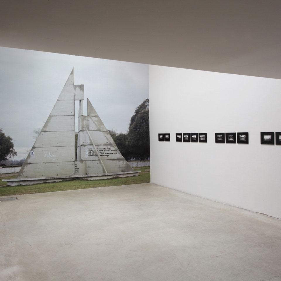 In apertura: Mario Merz,
<i>Spostamenti della terra e della luna su un asse</i>, 2003,
triplo igloo: strutture metalliche, vetro, pietra, neon, morsetti, creta; Ø 600 cm, 500 cm, 300 cm.
Coll. Merz, Torino. Con: Simon Starling, <i>1,1,2</i>, 2011;
1 blocco con taglio grezzo e 2 blocchi di marmo di Carrara tagliati con CNC (controllo numerico computerizzato), imbracatura, sistema di pulegge, corda, cavo, ceppi; dimensioni variabili.
courtesy l’artista e Galleria Franco Noero, Torino. <br /> Qui sopra: Faivovich & Goldberg, 
<i>Los hoyos del Campo del Cielo y el meteorito</i>, 2011;
Da Vol III: Mesón de Fierro (work in progress),
Courtesy l’artista.
Fotografia: Paolo Pellion


