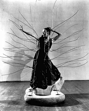 Martha Graham con il costume di Medea in Cave of the Heart, scenografia di Isamu Noguchi, 1946
