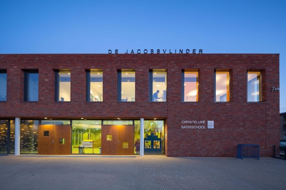 In apertura e sopra: DKV Architects, scuola elementare Jacobsvlinder School, vista dall'esterno, Zoetermeer, Paesi Bassi, 2013