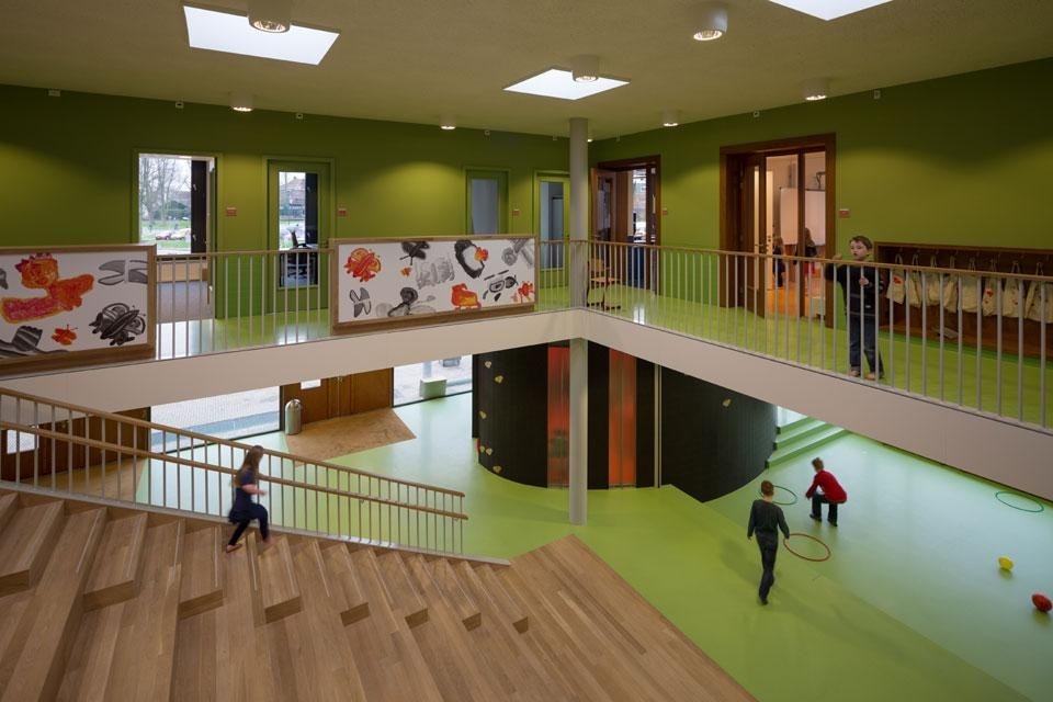 DKV Architects, scuola elementare Jacobsvlinder School, vista dall'ingresso, Zoetermeer, Paesi Bassi, 2013