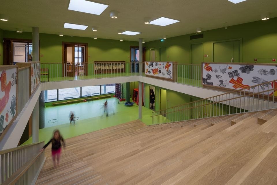 DKV Architects, scuola elementare Jacobsvlinder School, vista dall'ingresso, Zoetermeer, Paesi Bassi, 2013