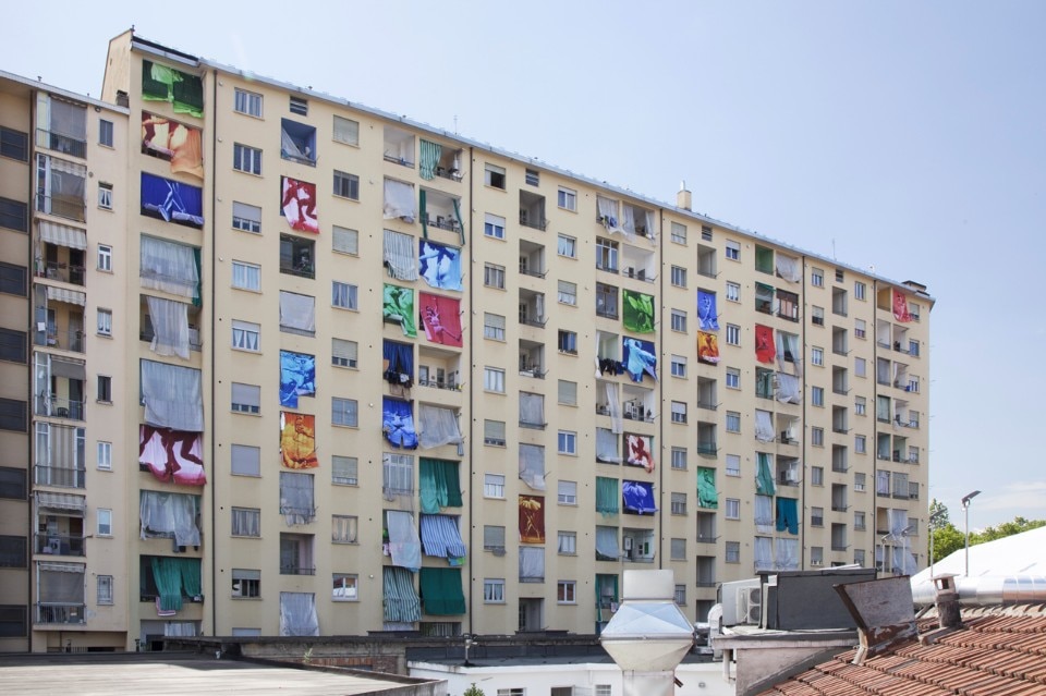 Arturo Herrera, “Soave sia il vento”, installazione pubblica temporanea sul retro di un edificio in Corso Novara, Torino, stampa a colori su tende, 2016. Courtesy l'artista e  Galleria Franco Noero