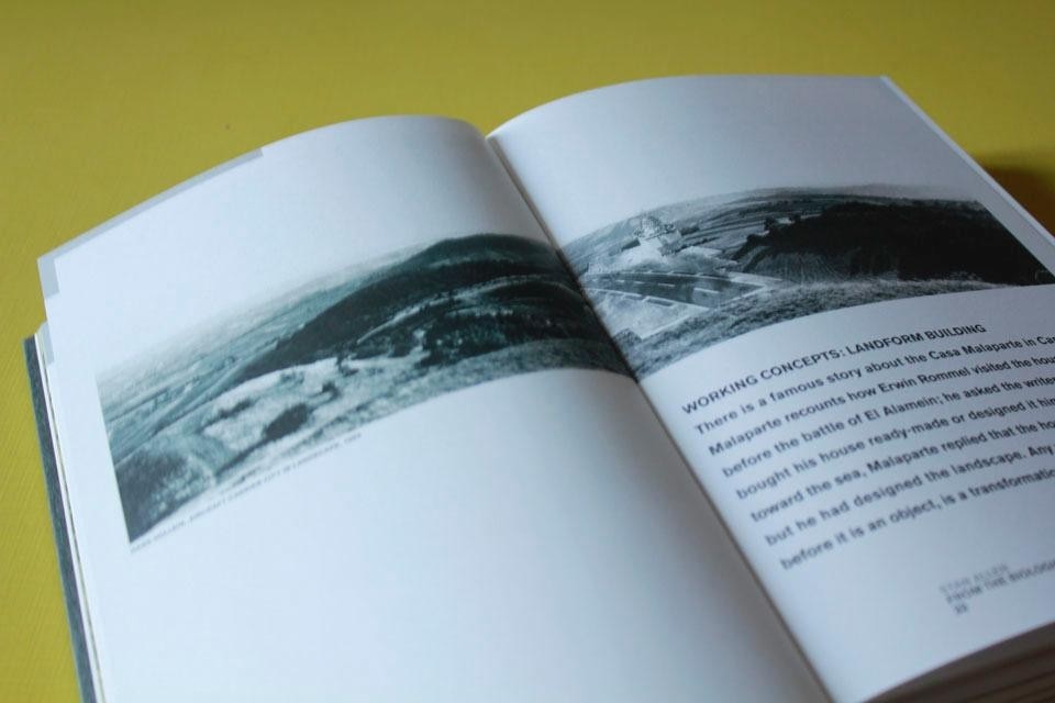 Doppie pagine da <i>Landform Building. Architecture's New Terrain</i>, a cura di Stan Allen e Marc McQuade in collaborazione con la Princeton University School of Architecture, design Thumb Projects, Lars Müller Publishers, 2011