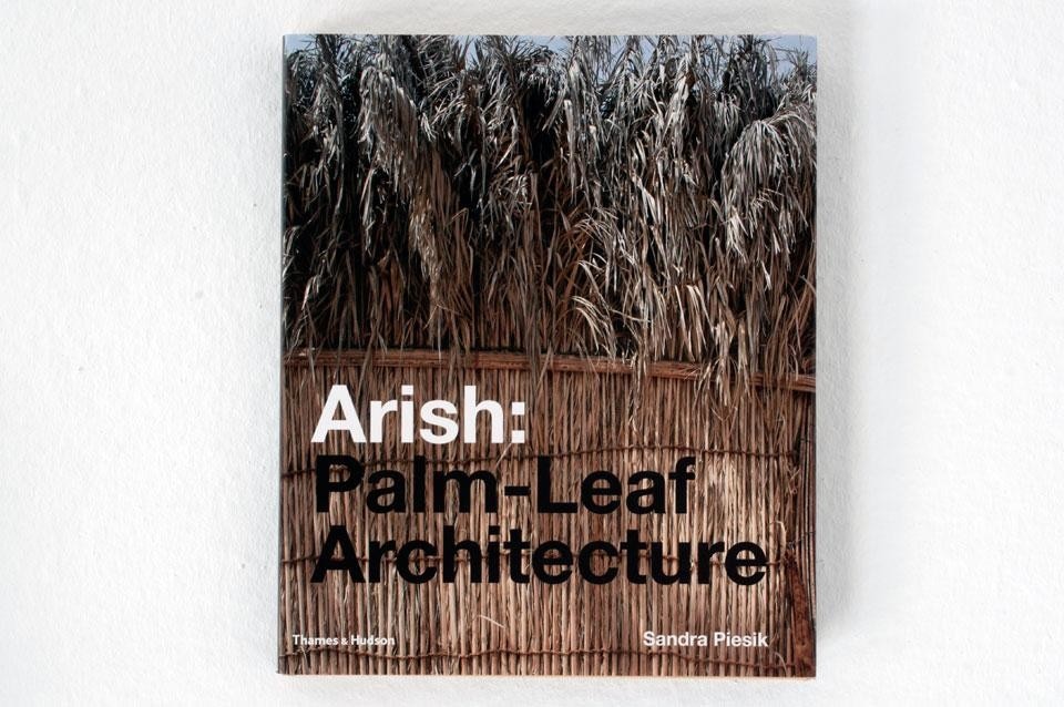 In apertura: Sandra Piesik, Arish: Palm-Leaf Architecture, Thames & Hudson, Londra 2012. vista pagine interne. Qui sopra: Copertina