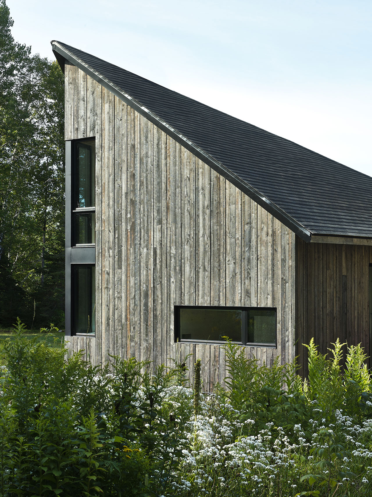 Anik Péloquin transforms a hunting lodge in Canada into a summer home ...